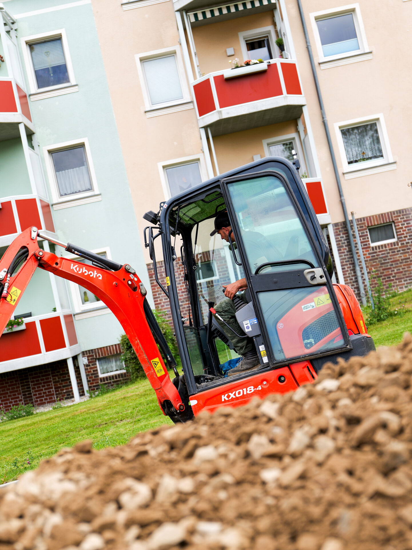 Kubota Minibagger bei Erdarbeiten am Wohngebäude